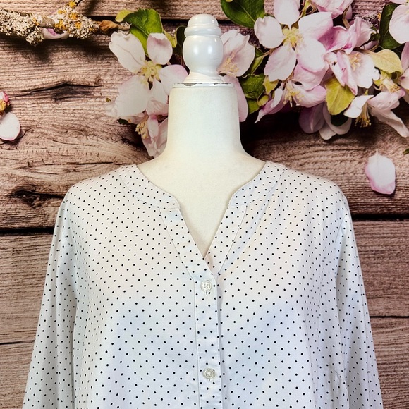 SOLD 🛍️ Croft & Barrow Women’s Cotton White Black Polka Dots Button Down Shirt - Picture 2 of 8